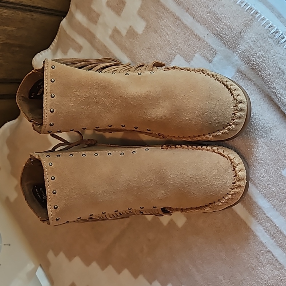 Minnetonka women's moccasins sz 8 guc. Too skinny for my aging feet. Very nice